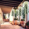 Vier Gruppen künstlicher weißer Hängeblumen mit grünen Blättern, aufgehängt an einer Terrassendecke Náhled obrázku produktu