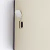 A close-up of a USB-C port with a protective cap on a beige surface. Anteprima dell’immagine prodotto