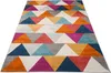 A colorful geometric rug with triangular patterns. Náhled obrázku produktu