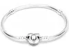 A silver Pandora bracelet with a heart-shaped clasp featuring the letter 'O'. Anteprima dell’immagine prodotto