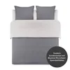 A top-down view of a bed with grey duvet cover and white duvet insert, and two grey pillowcases. Voir les images du produit