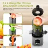 A collage showing a slow juicer with various fruits and vegetables being inserted into its chute, with a close-up of the juicer on the right. Produktbild-Vorschau
