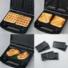 Collage showing a sandwich toaster with different attachments and food items made with it. Anteprima dell’immagine prodotto