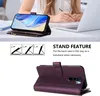 A person is using a phone case with a stand feature. Produktbild-Vorschau