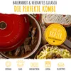 A close-up shot of a red Dutch oven filled with goulash, next to a slice of bread and a bowl of noodles. Icons indicating stove compatibility are at the bottom. Voir les images du produit