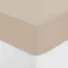 A close-up view of a beige fitted sheet on a white surface. Podgląd zdjęcia produktu