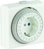 A white mechanical timer plug with a dial and socket. Anteprima dell’immagine prodotto