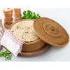 A woven basket filled with flatbreads, with a checkered towel draped over the side. Anteprima dell’immagine prodotto