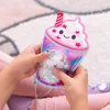 Kinderhände drücken das Milchshake Sensorik-Spielzeug und bewegen die Perlen, um versteckte Formen und Buchstaben im Inneren zu finden. Produktbild-Vorschau