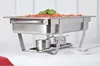 A stainless steel chafing dish filled with food, placed on a white tablecloth. Voir les images du produit