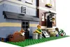 A Lego model of a pet shop building with figures and accessories. Náhled obrázku produktu