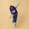 A child wearing a backpack is shown from behind, with one arm raised as if dancing or posing. Anteprima dell’immagine prodotto