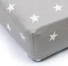 A close-up view of a corner of a crib sheet with a star pattern. Produktbild-Vorschau