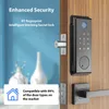 A smart lock is installed on a wooden door, with text overlays highlighting its features. Podgląd zdjęcia produktu