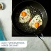 Two fried eggs are being cooked in a frying pan on a stovetop, with seasoning sprinkled over them. A small bowl of seasoning is visible to the left. Anteprima dell’immagine prodotto