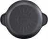 The bottom of a black cast iron pot with brand and product information embossed on it. Náhled obrázku produktu