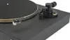 A close-up view of a black turntable with a gold trim and a black tonearm with a cartridge. Voir les images du produit