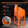 A sandblasting cabinet is shown in a workshop setting with text overlays highlighting its features. Voir les images du produit