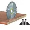 A circular saw blade is shown partially embedded in a piece of wood, with a smaller graphic illustration of saw blades and guides in the bottom right corner. Anteprima dell’immagine prodotto