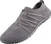 Das Bild zeigt einen flachen grauen Schuh der von der Seite betrachtet wird. Er hat ein schlichtes Design und eine helle Sohle. Produktbild-Vorschau