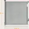A gray retractable baby gate shown in a studio setting with measurement indicators. Voir les images du produit