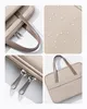 A collage of four close-up images showcasing a beige laptop bag, highlighting its material, zippers, and handles. Anteprima dell’immagine prodotto