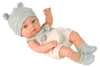 Poupée bébé, tenue grise, bonnet, bavoir, 18 cm Voir les images du produit 3