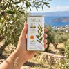 Sitia 0.2 Olivenöl 250 ml Dose in der Hand vor kretischer Landschaft Produktbild-Vorschau