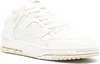 A white leather sneaker with a cream-colored sole. Produktbild-Vorschau