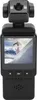 A black action camera with a screen displaying a skier. Voir les images du produit