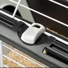 A close-up view of a plastic latch mechanism on a pet cage. Podgląd zdjęcia produktu