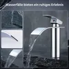 A chrome waterfall faucet with water flowing, shown in a collage with close-ups of water flow. Produktbild-Vorschau