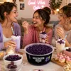 Zwei Frauen lachen mit Bubble-Tea-Getraenken neben einer Schale Popping Boba Traube Podgląd zdjęcia produktu