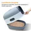 A hand is shown opening the lid of a cat litter box to reveal the litter inside. Náhled obrázku produktu