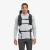 Mann trägt den Montane Trailblazer Xt 35 Rucksack; gekleidet in grauem Oberteil und dunklen Hosen; in einer neutralen Pose. Produktbild-Vorschau