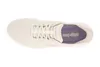 A top-down view of a beige sneaker with purple insoles. Voir les images du produit