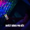 A child is using a smartphone to control a star projector. Voir les images du produit