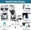 A collage of images showcasing the features of an ergonomic office chair. Produktbild-Vorschau