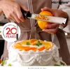 A person is zesting an orange over a cake, with a decorative circle graphic on the left. Anteprima dell’immagine prodotto