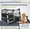 A dog transport box with two dogs next to it, with marketing text and a logo. Produktbild-Vorschau