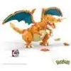 A toy Charizard Pokemon figure is standing on a white surface with some small accessory pieces scattered around it. The Pokemon logo is visible in the bottom right corner. Voir les images du produit