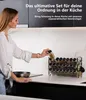 Frau legt ein Gewürzglas mit der Aufschrift 'LAVENDEL' in ein silbernes zweistufiges Gewürzregal, das mit verschiedenen Gewürzgläsern auf einer Küchenarbeitsplatte gefüllt ist Produktbild-Vorschau