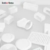 A collection of white plastic ventilation components, including connectors, grilles, and ducts, arranged on a light gray surface. Anteprima dell’immagine prodotto
