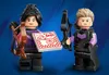 Two Lego minifigures, Hawkeye and Kate Bishop, holding a pizza box with a target on it. Produktbild-Vorschau