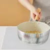 A person is holding a pot with pasta in it, over a white mat. Produktbild-Vorschau
