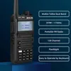 A black walkie-talkie with a screen displaying numbers, placed on a dark blue surface with a dark blue background. Text boxes with product features are to the right of the walkie-talkie. Voir les images du produit