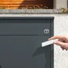 Hand hält RFID-Karte vor SoBuy Paketbox OGS66-DG mit Paketsymbol im Außenbereich Productafbeelding-voorbeeld