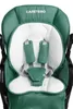 Close-up of a green baby high chair with white padding and a five-point harness. Produktbild-Vorschau
