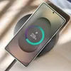 A smartphone is wirelessly charging on a charging pad, with a charging indicator visible on the screen. Anteprima dell’immagine prodotto