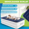 A woman is sleeping on an inflatable mattress, with text overlays highlighting product features. Produktbild-Vorschau